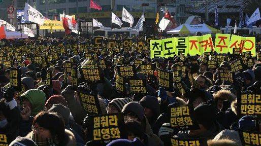 2013년 12월 28일 민주노총과 한국노총 소속 조합원 및 철도노조원들이 집회를 열고 민영화 반대를 외치고 있다./조선일보 DB