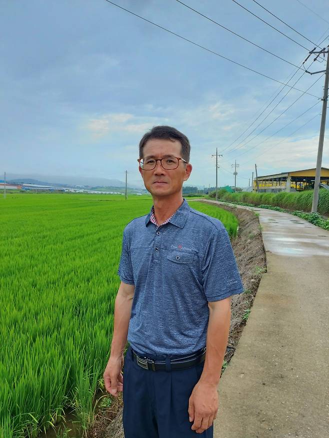 고창군 미동마을에 선 김명국 시인/김명국씨 제공