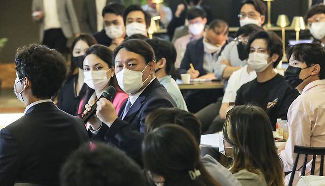국민의힘 윤석열 대선 경선 예비후보가 12일 서대문구 신촌 UCU 라운지에서 열린 청년 싱크탱크 토크콘서트 '청년 희망을 해킹하라'에 참석, 주택정책에 대한 질문에 답하고 있다. /연합뉴스