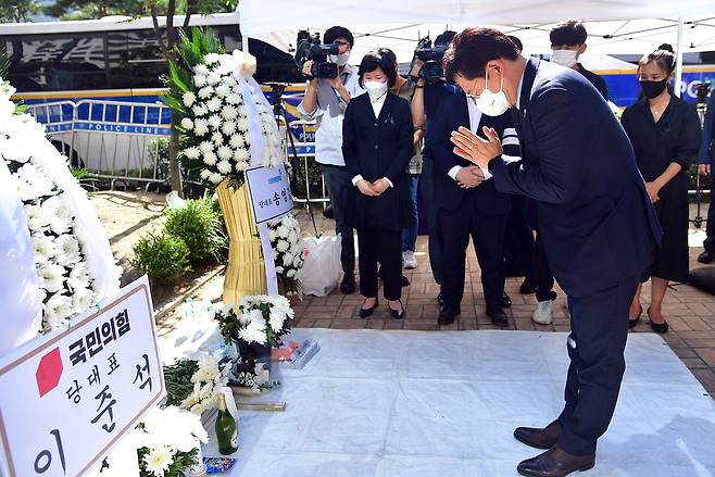 더불어민주당 송영길 대표가 17일 서울 영등포구 국회 앞에 마련된 자영업자 합동분향소에서 고인들의 명복을 빌고 있다. /연합뉴스