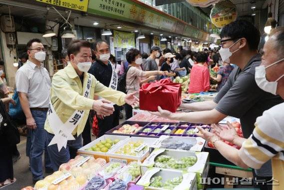 박승원 광명시장(왼쪽) 17일 광명전통시장 새마을시장 방문해 물가체험 캠페인 참여. 사진제공=광명시
