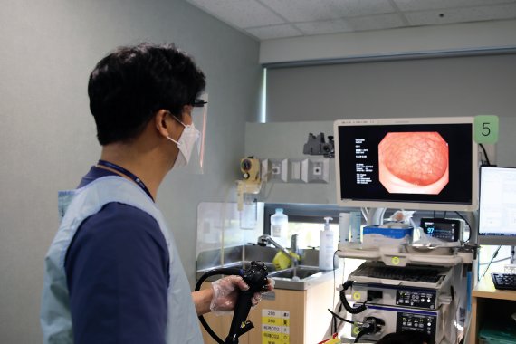 기쁨병원 의료진이 대장내시경을 시행하고 있다.