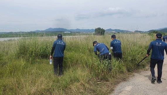경찰이 지난 1일 B씨의 시신을 찾기 위해 전남 무안과 영암 일대 강가 등을 수색하는 모습. /사진=전북경찰청
