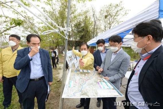 박윤국 포천시장(가운데) 자연재해위험개선지구 정비사업 현장점검. 사진제공=포천시