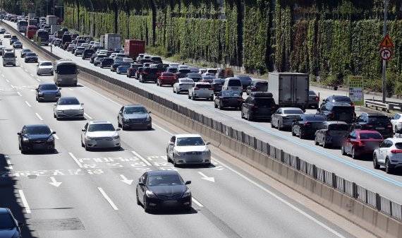추석 연휴 첫날인 18일 오전 서울 서초구 경부고속도로 잠원IC 부근 하행선(오른쪽)이 정체된 차량들로 서행하고 있다. 2021.9.18./뉴스1 © News1 황기선 기자 /사진=뉴스1