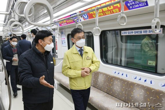 정하영 김포시장(오른쪽) 김포골드라인 운영 현장점검. 사진제공=김포시