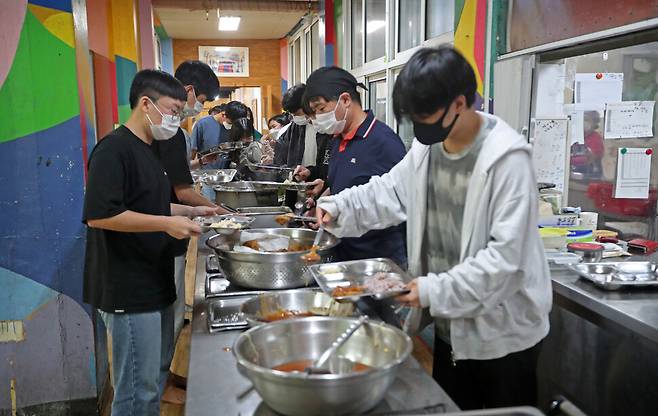 제천간디학교 교사와 학생들이 점심을 먹기 위해 자기 식판에 먹을 만큼의 음식을 담고 있다. 식사 뒤에는 각자 식기를 깨끗이 씻은 뒤 학생회 당번에게 청결 검사를 받는다. 식판은 졸업 때 기념품으로 가져간다. 제천/이정용 선임기자 lee312@hani.co.kr