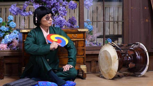 예능프로그램 '놀면 뭐하니?'에서 유야호(유재석)는 전통을 사랑하는 힙스터다. 그래서 태극문양의 부채를 즐겨 쓰고, 생활 한복만 입는다. MBC 제공