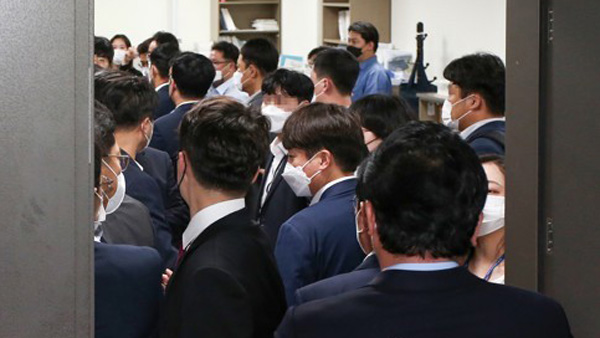 [사진 제공: 연합뉴스] 압수수색 재개된 김웅 의원실 들어서는 국민의힘 이준석 대표