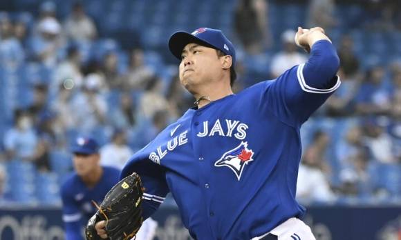 MLB 토론토에서 뛰고 있는 류현진이 18일(한국시간) 열린 미네소타와 홈 경기에 선발 등판했다. 그는 2이닝 동안 홈런 2방을 허용하는 등 5실점하고 조기 강판됐다. [사진=뉴시스]