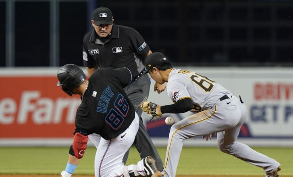 MLB 피츠버그에서 뛰고 있는 박효준은 18일(한국시간) 열린 마이애미와 원정 경기에 선발 출전해 3타수 1안타 1볼넷을 기록했다. 그는 두 경기 연속 안타를 쳤다. 사진은 마이애미전에서 2루 수비를 하고 있는 박효준. [사진=뉴시스]