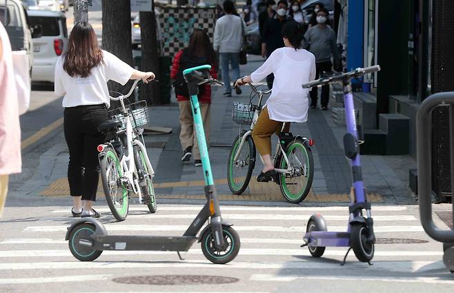 보행자 자전거 겸용도로는 전동킥보드도 주행이 가능하다. [중앙일보]