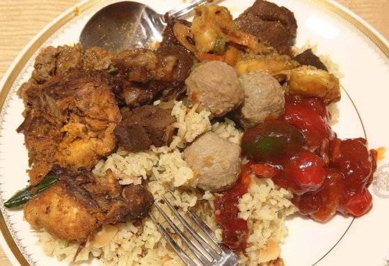 하리라야 기간 브루나이 왕궁에서 베푼 음식. 할랄 음식이다.