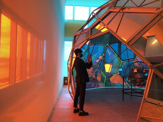 대전 시내를 한눈에 바라볼 수 있는 193m 상공에서 세계적인 설치 미술가 올라퍼 엘리아슨의 특별전 '살아있는 전망대'를 감상할 수 있다. 사진 신세계백화점
