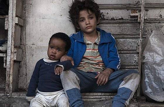 (오른쪽부터) 자인과 라힐의 아들 요나스. 라힐이 사라지고 본인도 건사하기 힘든 상황에 요나스까지 돌봐야 하는 상황에 빠졌다.