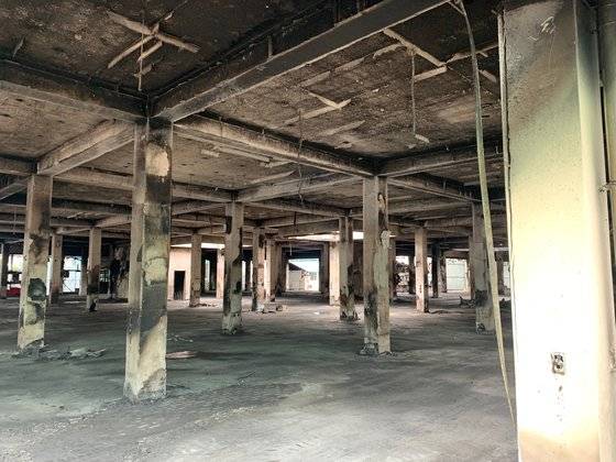 14일 경북 영덕군 영덕읍 영덕시장이 최근 발생한 화재로 폐쇄돼 있다. 김정석 기자