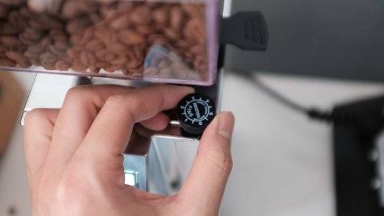 커피 맛은 원두의 품질로만 결정되지 않는다. 제 아무리 좋은 원두라 하더라도 이를 어떻게 갈아주느냐가 맛에 많은 영향을 미친다. 이런 관점에서 그라인더의 역할은 매우 중요하다. 사진은 미뇽 스페셜리타의 분쇄도를 조절하는 다이얼. 파인(FINE) 방향으로 갈수록 원두가 더 곱게 갈리고, 반대로 돌리면 굵게 분쇄된다. [사진 윤석준]