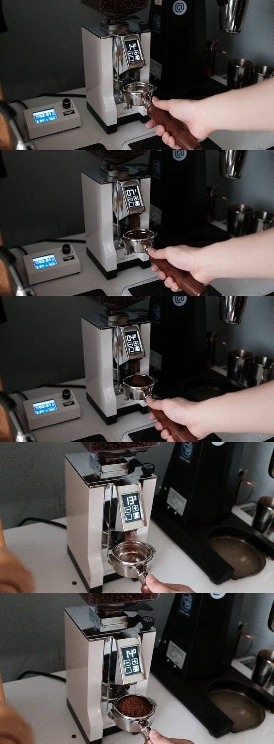 저렴한 가격대의 그라인더는 원두를 분쇄할 때 정전기로 인해 원두 입자가 서로 덩어리지면서 뭉치는 경우가 많다. 원두 입자가 뭉치면 추출이 균일하게 되지 않아 맛의 편차가 생긴다. 미뇽은 같은 가격대의 그라인더에 비해 원두의 뭉침없이 고르게 담긴다. [사진 윤석준]