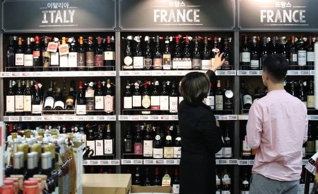 9일 서울 한 대형마트에 다양한 종류의 와인들이 진열돼 있다. 사진=뉴스1