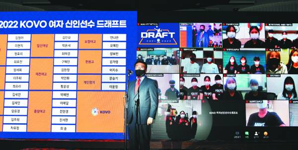 김형실 AI페퍼스 감독이 지난 7일 서울 강남의 리베라호텔에서 열린 2021-2022 한국배구연맹(KOVO) 여자 신인선수 드래프트에서 지명 선수를 호명하고 있다. 연합뉴스