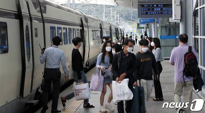 지난해 추석 연휴 울산역에서 귀성객들이 열차에서 내려 플랫폼을 빠져나가고 있다. /사진제공=뉴스1