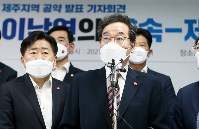 더불어민주당 대권주자인 이낙연 전 대표가 18일 오전 더불어민주당 제주도당에서 기자회견을 하고 있다. [연합]