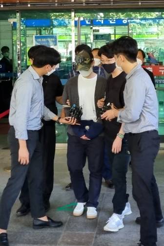 서울 마포구의 한 오피스텔에서 자신과 말다툼을 하던 여자친구를 폭행해 숨지게 한 30대 남성이 15일 서울서부지법에서 구속 전 피의자 심문(영장실질심사)을 마친 뒤 법정에서 나오고 있다. [연합]