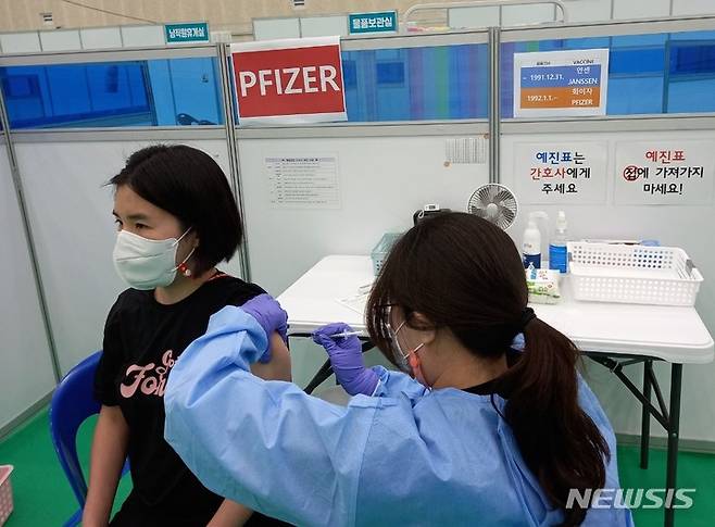 [창원=뉴시스] 경남 창원접종센터 코로나19 백신 접종.(사진=경남도 제공)