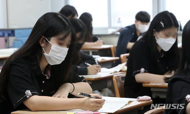 [전주=뉴시스] 김얼 기자 = 2022학년도 대학수학능력시험을 앞두고 마지막 모의평가가 열린 1일 전북 전주시 전주성심여자고등학교에서 3학년 수험생들이 진지한 모습으로 모의고사를 치르고 있다. 2021.09.01. pmkeul@newsis.com