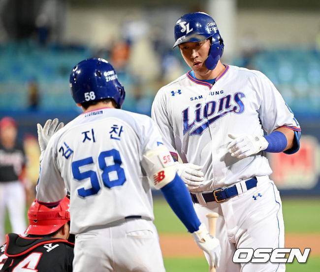 [OSEN=대구, 김성락 기자] 16일 오후 대구 삼성라이온즈파크에서 ‘2021 신한은행 SOL KBO리그’&nbsp;삼성 라이온즈와 KIA 타이거즈의 경기가 열렸다.7회말 1사 삼성 김동엽이 솔로 홈런을 날린 뒤 홈에서 김지찬과 기쁨을 나누고 있다. 2021.09.16 /ksl0919@osen.co.kr