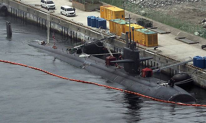 지난 2019년 7월 28일 미 해군의 원자력 추진 잠수함 오클라호마시티호(SSN Oklahoma City)가 부산 해군기지에 정박해 있다. 연합뉴스