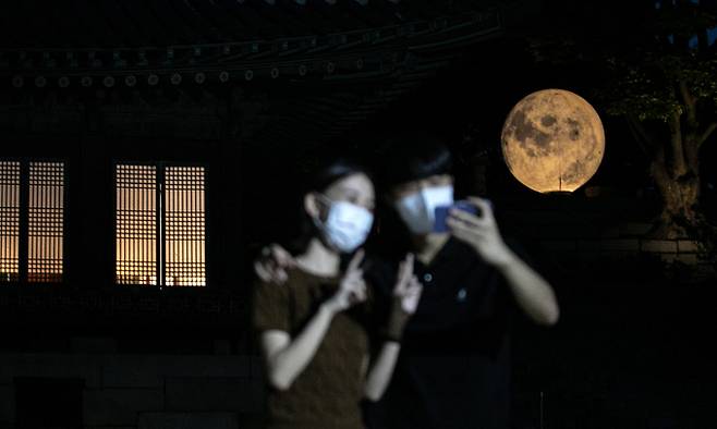 지난 17일 서울 종로구 창경궁 풍기대에 대형 모형 보름달이 설치돼 있다. 뉴스1