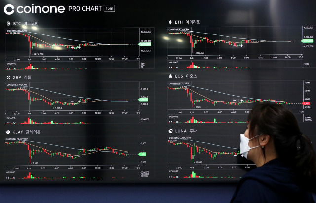 8일 서울 용산구 코인원 고객센터 모니터에 비트코인 등 가상화폐 시세가 표시되고 있다. /연합뉴스