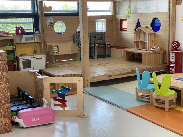 다양한 장난감을 갖춘 놀이방.