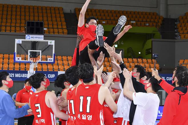 SK 선수들이 18일 KBO 컵대회 우승을 차지한 뒤 전희철 감독을 헹가래치고 있다. KBL 제공