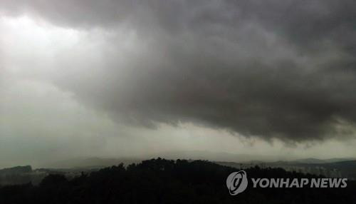대관령 상공의 먹구름.[촬영 이해용]