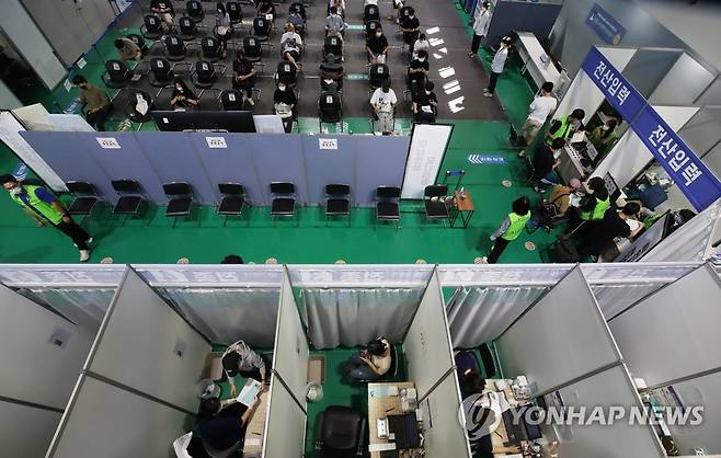 백신 맞는 시민들 [연합뉴스 자료사진]