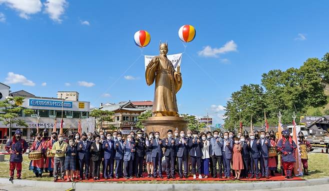 무령왕 동상 제막식 모습 [공주시 제공. 재판매 및 DB 금지]