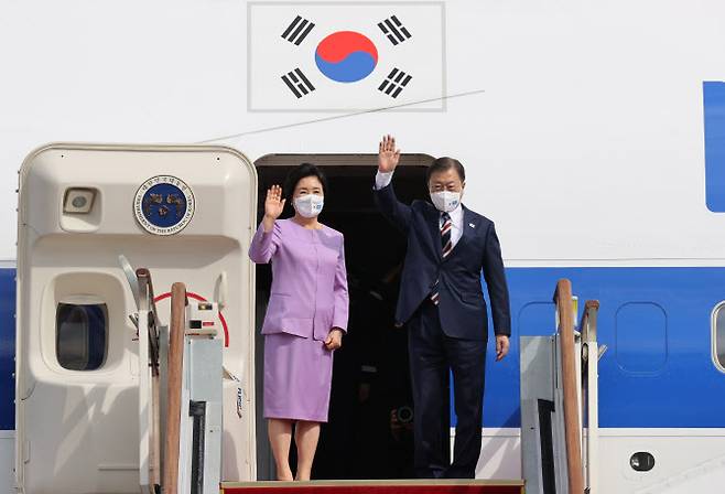 문재인 대통령이 19일 부인 김정숙 여사와 함께 미국 뉴욕에서 열리는 제76차 유엔총회 고위급 회의 참석을 위해 성남 서울공항에서 출국하며 공군 1호기에 올라 인사하고 있다. (사진=연합뉴스)