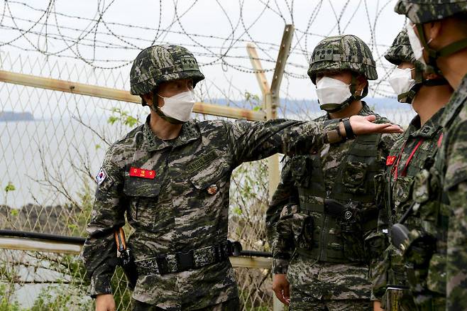 김태성 해병대사령관이 19일 소연평도를 찾아 군사 대비태세를 점검하고 있다(사진=해병대사령부).