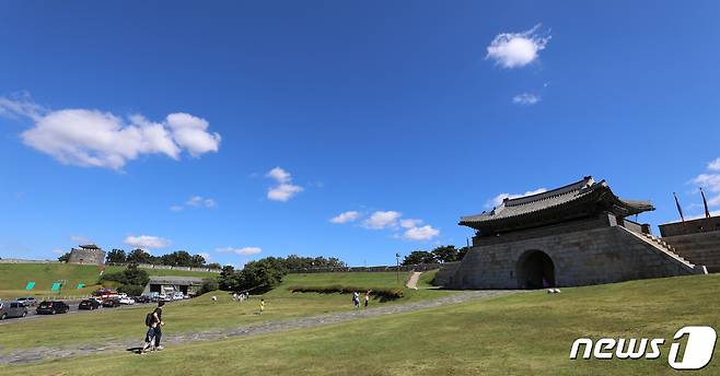 추석 명절 연휴가 시작된 18일 오전 경기도 수원시 팔달구 수원화성 창룡문에서 나들이 나온 시민들이 파란 가을 하늘 아래를 걷고 있다. 2021.9.18/뉴스1 © News1 김영운 기자