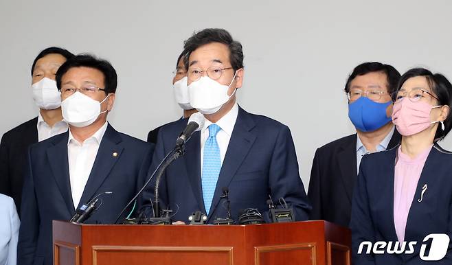 더불어민주당 대선 경선 후보인 이낙연 전 대표가 16일 광주시의회 시민소통실에서 기자회견을 열고 지지를 호소하고 있다.2021.9.16/뉴스1 © News1 박준배 기자