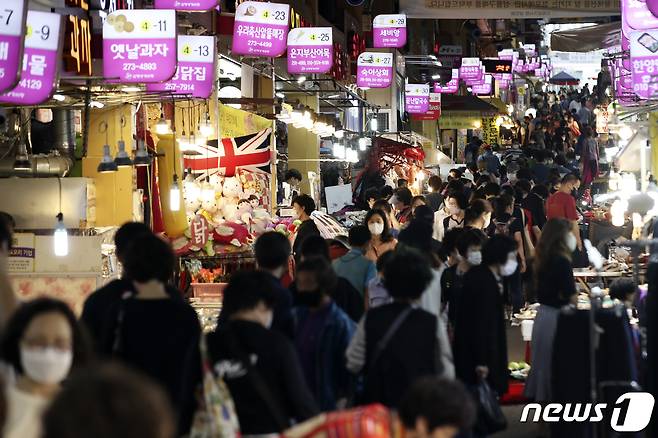 울산 남구 신정시장이 제수용품을 구입하려는 시민들로 북적이고 있다. 2021.9.16/뉴스1 © News1 윤일지 기자
