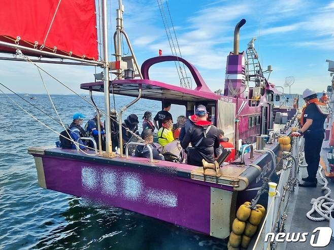 해경이 승객 21명이 탄 낚시 어선을 예인하고 있다. (평택해경)© 뉴스1