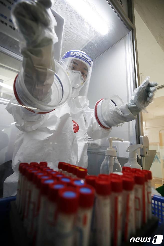 광주 북구보건소 선별진료소에 밀려드는 검사자들을 감당하기 위해 다량의 검체통이 진열돼 있다. © News1 DB