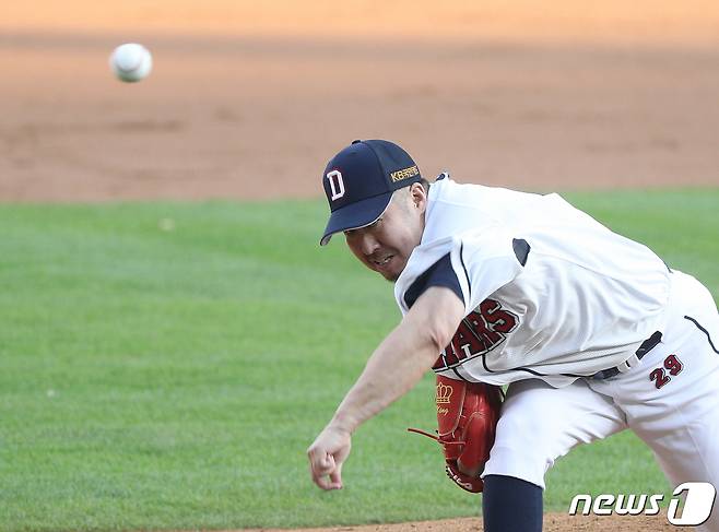 통산 100승을 달성한 두산 베어스의 유희관. /뉴스1 © News1 신웅수 기자