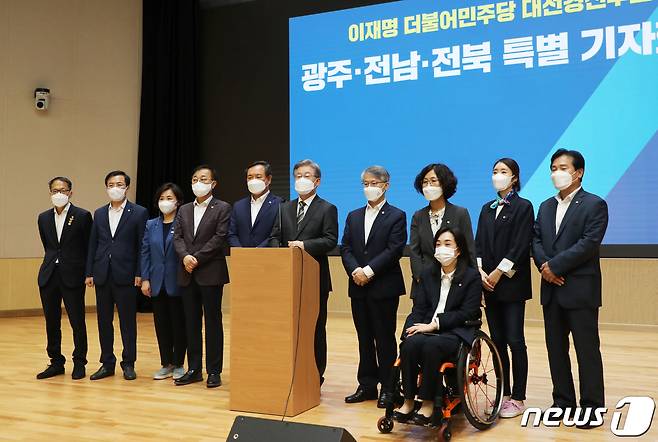 이재명 더불어민주당 대선 경선 후보가 17일 광주를 찾아 열린캠프 의원단과 전일빌딩245에서 광주전남전북 특별 기자회견을 하고 있다.2021.9.17/뉴스1 © News1 박준배 기자