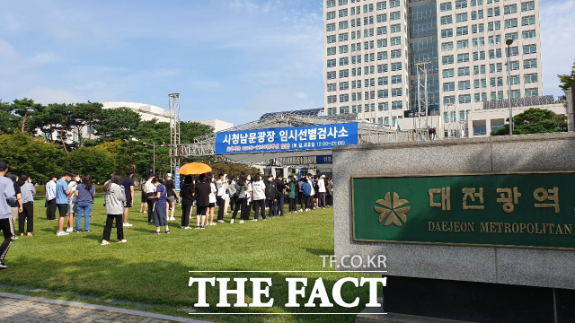 대전시청 앞에 마련된 임시선별진료소에서 검사를 기다리고 있는 학생들 / 대전=최영규 기자