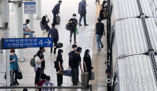 추석 연휴 둘째 날인 19일 서울역 플랫폼에서 귀성객들이 고향으로 향하는 기차에 오르고 있다./윤동주 기자 doso7@