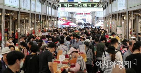 추석 연휴 둘째 날인 19일 서울 동대문구 경동시장에 제수용품을 구입하려는 시민들로 북적이고 있다./윤동주 기자 doso7@